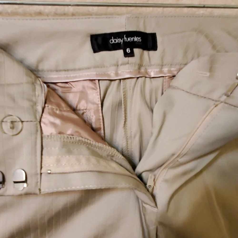 Daisy Fuentes shorts Bermuda tan size 6 NEW